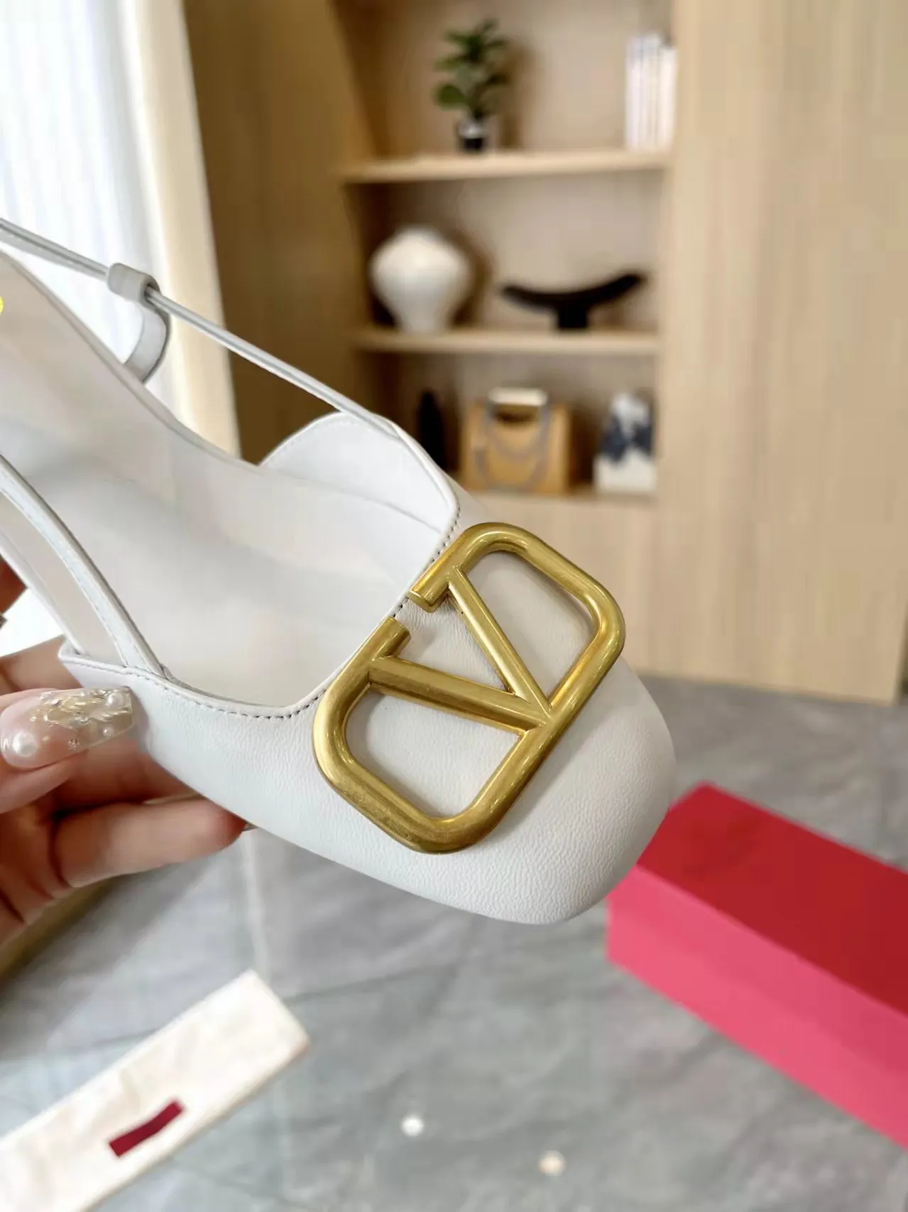 👟👟Ex-factory price 400👟👟 Genuine leather sole +40 Top version 𝑉𝐴𝐿𝐸𝑁𝑇𝐼𝑁𝑂 Valentino new spring and summer women's back hollow new sandals. Unique V-buckle hardware accessories bring out a full sense of luxury. The new season will live up to expectations! Worth buying★Absolutely high-grade❥Original method, Absolutely sensual❥Elegant style, creating a different feeling, simple and elegant style!  Code number: 35-41 (34-42 customized, non-returnable) Fabric: Imported sheepskin Inner foot pads: Inner sheepskin Heel height: 2 cm Leather outsole Rubber outsole